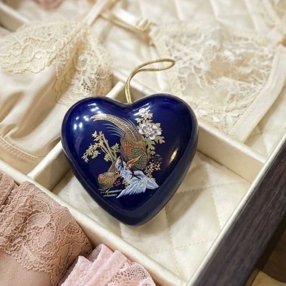 Vintage Chinoiserie Cobalt Blue Japanese Porcelain Heart Pomander‎ Sachet